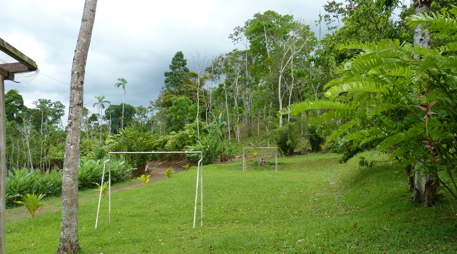 Ecolodge, Bijagua, prs du Parc National Tenorio, terrain de football