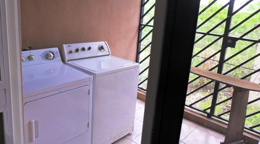 Patio-buanderie avec machines  laver et  scher le linge