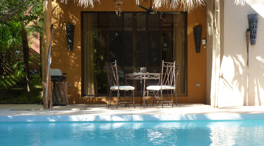 Costa Rica - Guanacaste - Tamarindo - Tama O2 - La piscine et la terrasse avec BBQ