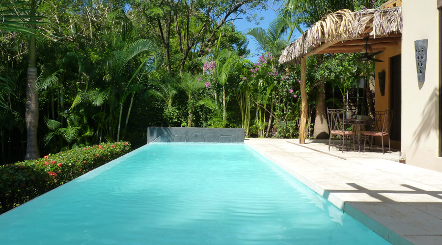 Costa Rica - Guanacaste - Tamarindo - Tama O2 - La piscine  dbordement vue de l'une des chambres du bas
