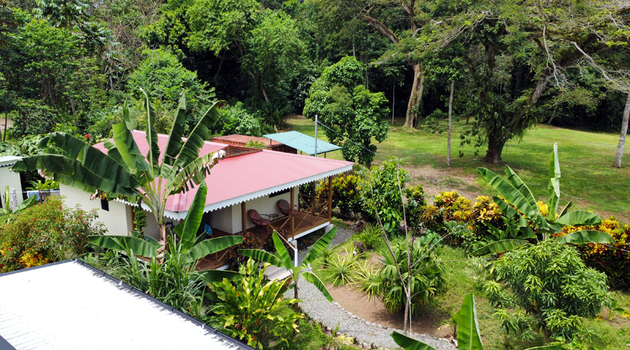 Costa Rica, Province de Limon, Cahuita, Casa Cenizaro - Vue drone 1