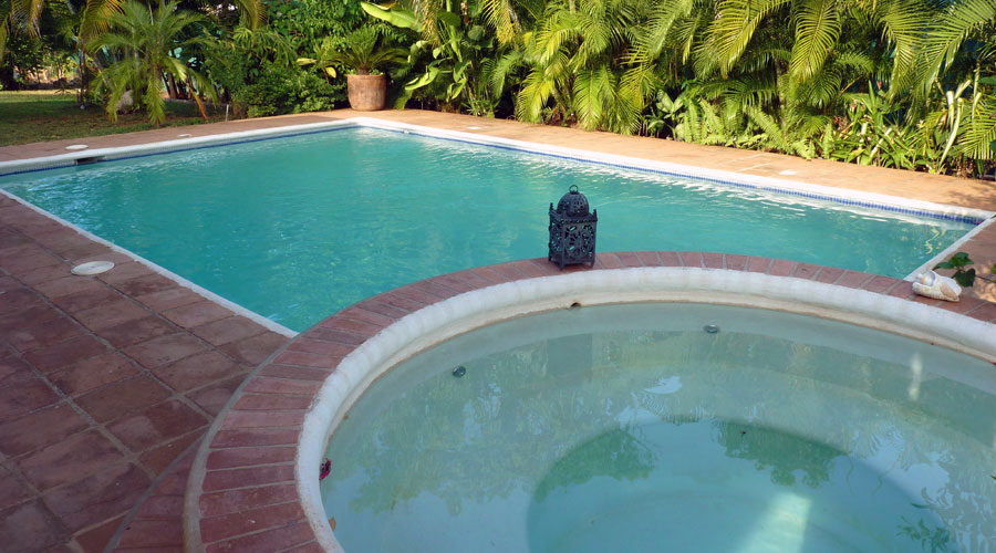 Le jacuzzi et la piscine vus de la terrasse