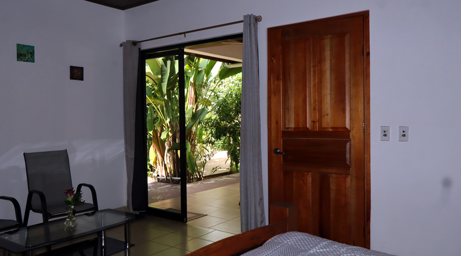 Costa Rica, Province Puntarenas, entre Quepos et Dominical, Hotel-Restaurant + 5 lodges - Cabina handicap - Chambre et terrasse 