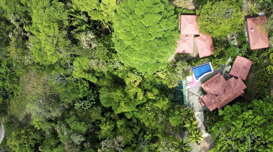 Costa Rica, Province Puntarenas, entre Quepos et Dominical, Hotel-Restaurant + 5 lodges - Drone 1