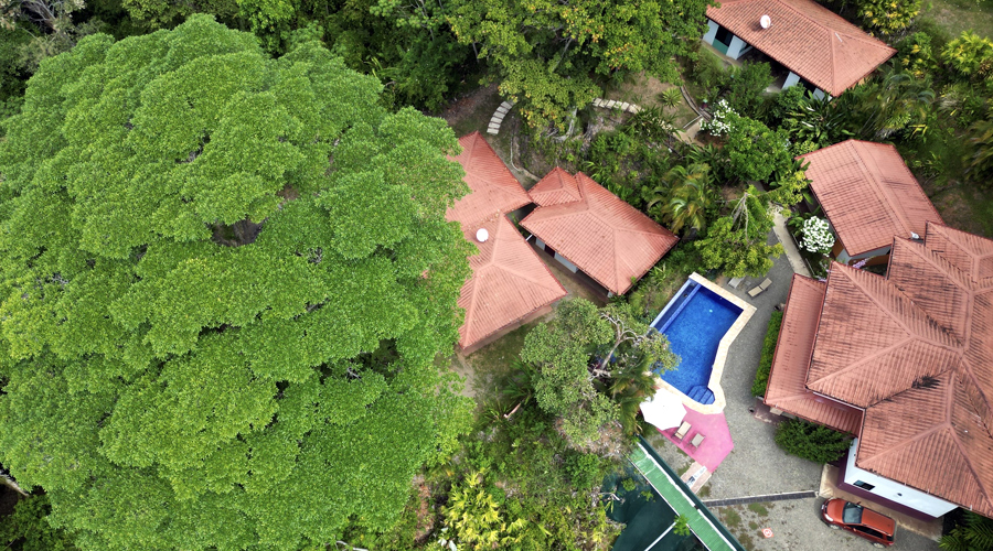 Costa Rica, Province Puntarenas, entre Quepos et Dominical, Hotel-Restaurant + 5 lodges - Drone 3