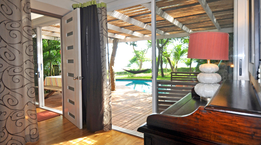 De la 1re chambre vue sur la piscine, le jardin tropical et l'ocan