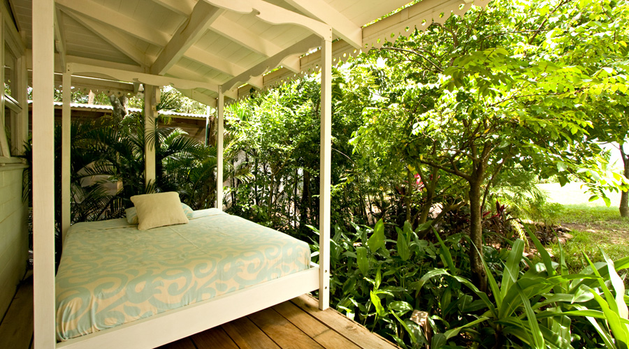 Espace repos, un lit double sur la terrasse