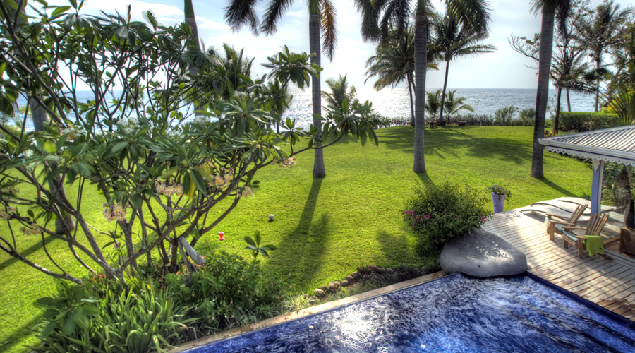 Le jardin, l'ocan pacifique en contrebas