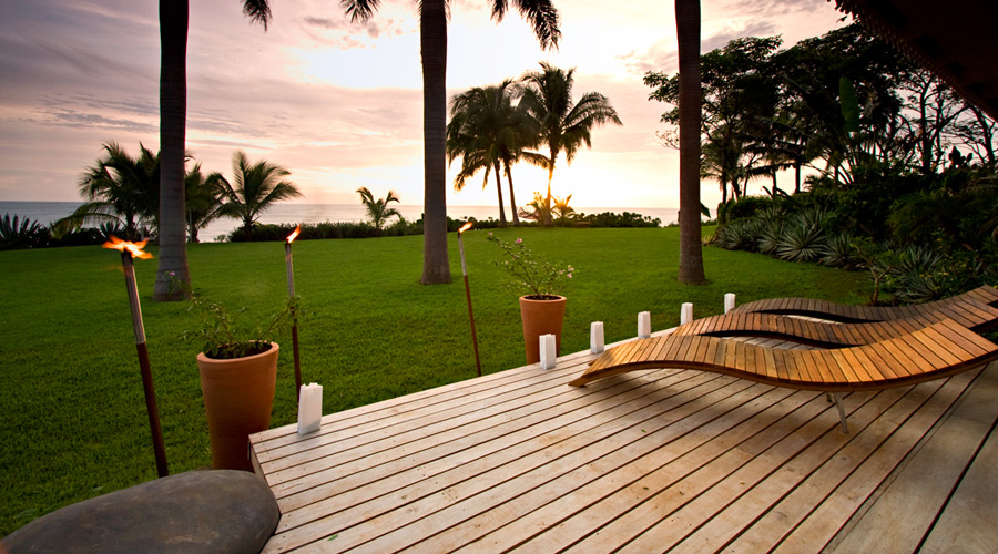 La terrasse, le jardin, l'Ocan Pacifique