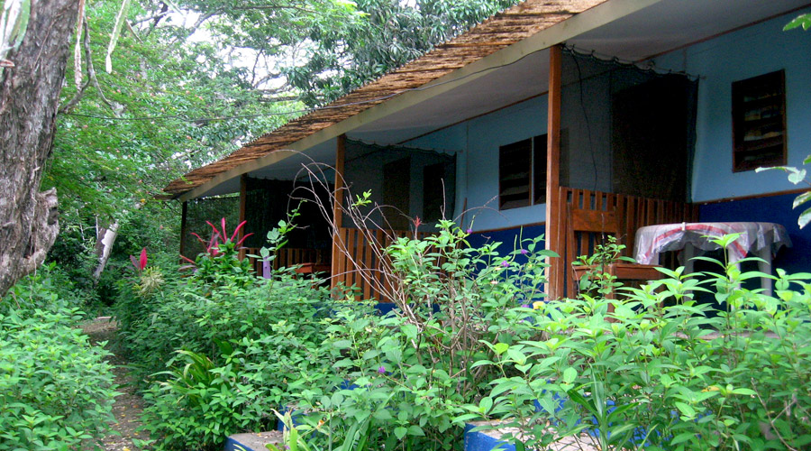 Vue de ct des 5 cabinas, htel  restaurer, Montezuma, Costa Rica