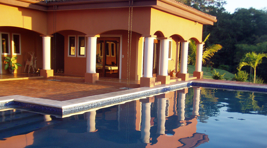 Une aile de la villa et une partie de la piscine  dbordement