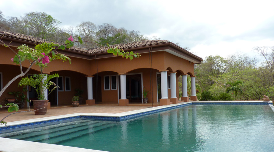 Autre vue de la piscine et ct sud de la maison