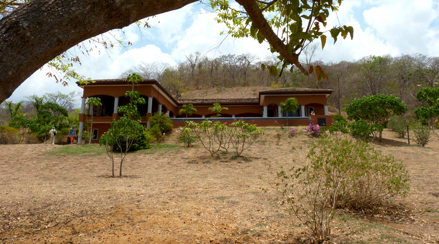 La villa vue de la partie du parc en contrebas