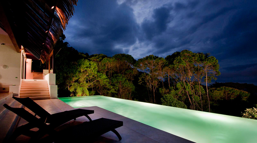 La piscine  dbordement, de nuit