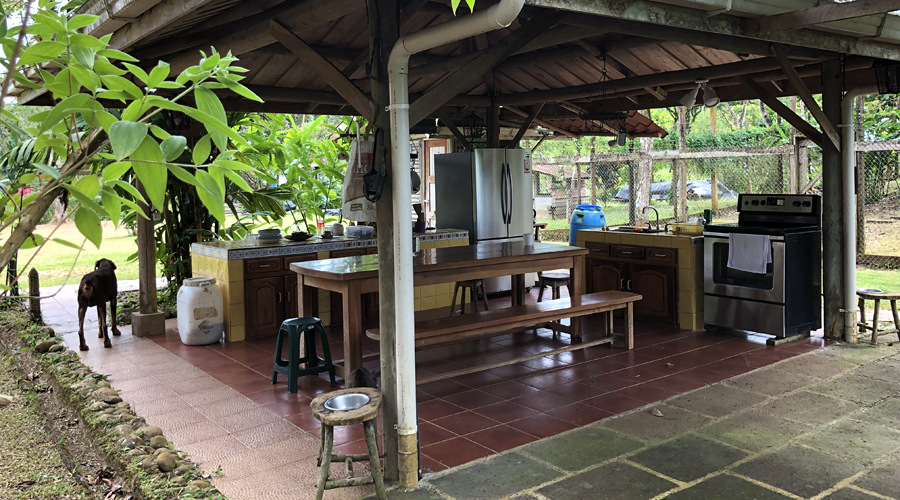 Costa Rica - Bijagua - Finca La Cabaña - La cuisine extérieure - Utilisable par tout temps