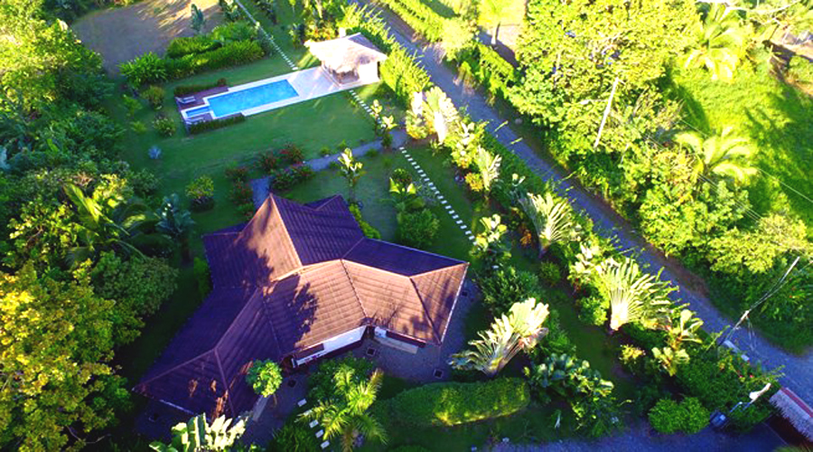 Costa Rica - Cahuita - Villa Lujosa - La villa et la piscine vues du ciel