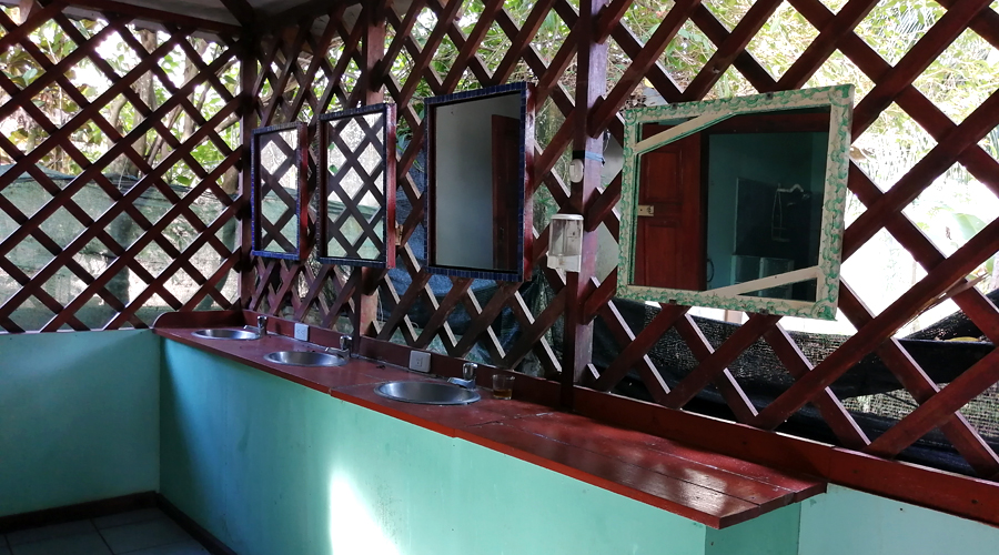 Costa Rica - Caraïbes - Auberge de jeunesse - Une des salles de bain communes