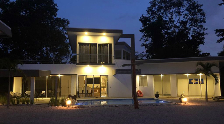 
	495.000 $ - Si vous recherchez la modernité et le confort, en pleine nature tropicale et proche de toutes les commodités et de la plage de Samara, voici la propriété idéale pour vous.

	Très privée et tranquille, ...
