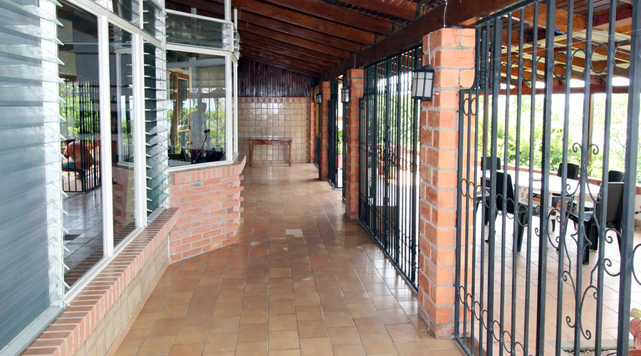 Costa Rica - Guanacaste - Samara - Condo SAM Acceso a Playa - La terrasse couverte et ferme par des grilles