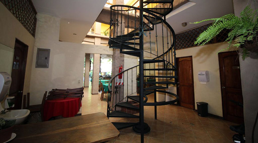 Costa Rica - Hôtel Bar Restaurant - HBR 7/70 - L'escalier intérieur