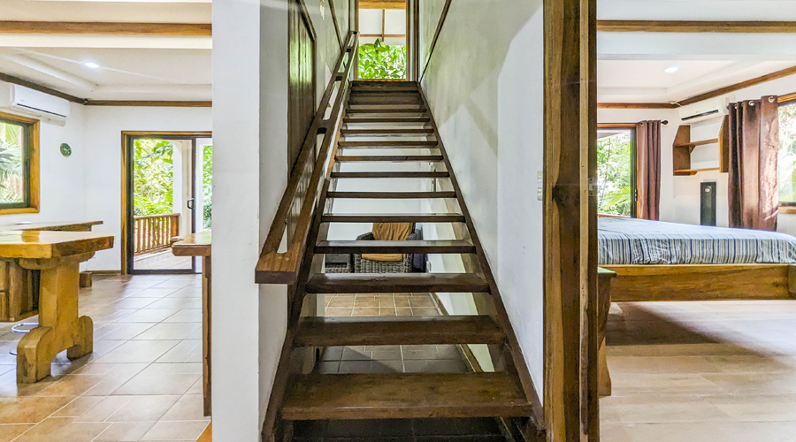 Costa Rica - Cahuita - Villa Almendro - Escalier qui dessert le haut